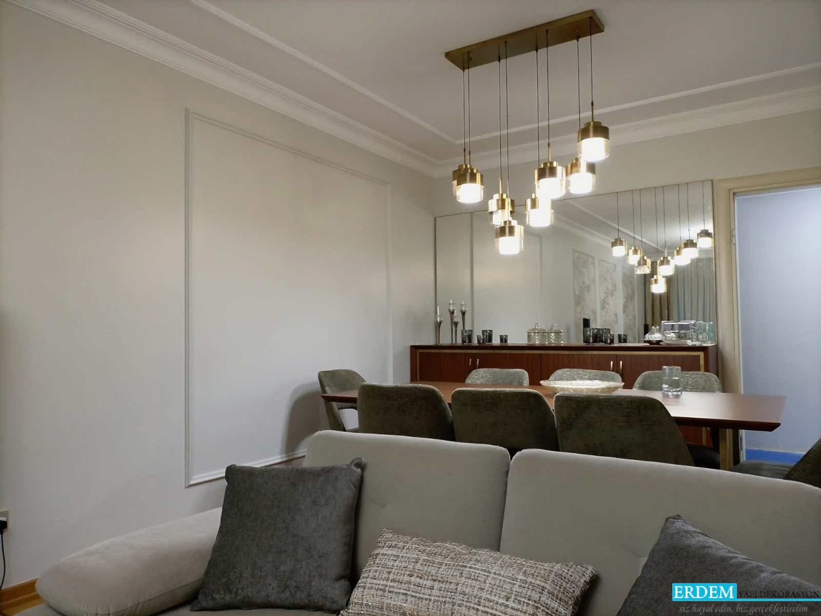 Duvar ka��d� etraf�na ��ta